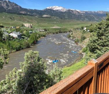 Gardiner Hotel | Yellowstone Riverside Cottages