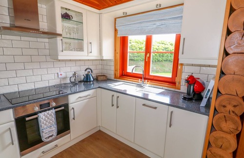 Castle Bytham Cottage | YEW LODGE, family friendly, with pool in Greetham, Rutland