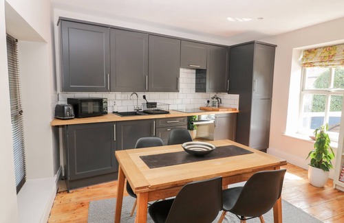 South Ferriby Cottage | YEW TREE COTTAGE, romantic, with open fire in South Cave