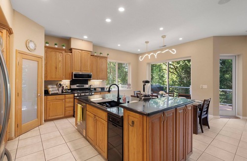 Groveland House | Yosemite-bound Lake fun Spacious 6bdr house game room outdoor dining