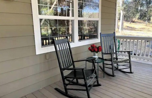 Mariposa House | Yosemite's Cottage at Creek View Ranch - 30 Acres with Pond, Trails, & Wildlife
