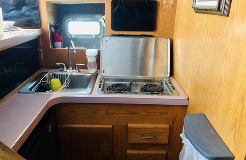 Frankfort Boat Rental | đ You wonât forget vacation on this 2 bdrm boat less than a mile from Frankfort