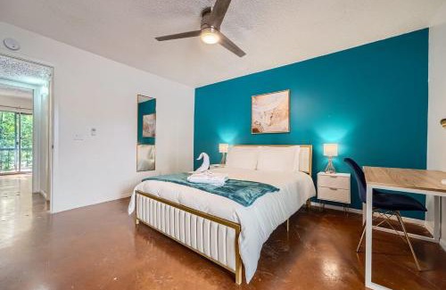 Bouldin Apartment | Your 2B Getaway - Steps 2 Dtwn - Sleeps 6 - Pool and Prkg
