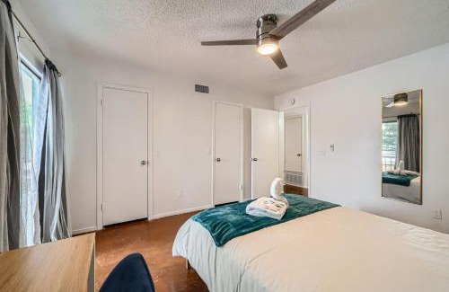 Bouldin Apartment | Your 2B Getaway - Steps 2 Dtwn - Sleeps 6 - Pool and Prkg