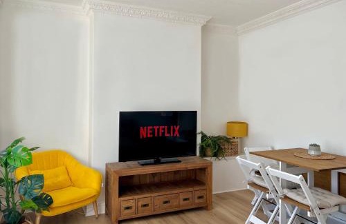 Canning Town Apartment | Your Cosy Get-away 5 minutes from Canning Town Station, near ExCel & O2