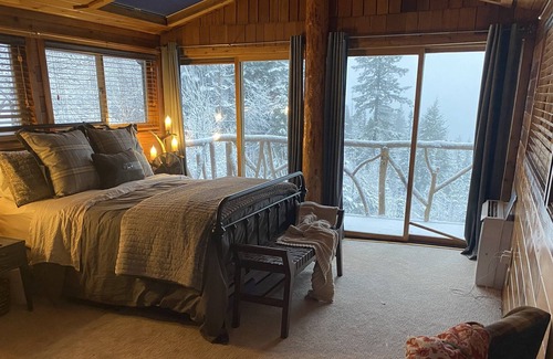 Coeur d'Alene Cabin | Your Dream Getaway - Large Cabin in Coeur D'Alene