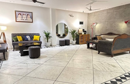 New Delhi Hotel | Your Family's Home Away from Home in Rajouri Garden: Couples Welcome!"