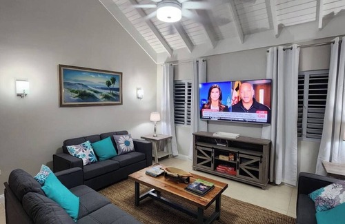 Barbican Apartment | Your Kingston stay with WiFi, AC and more!