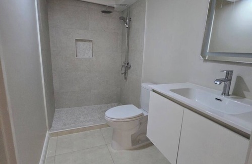 Barbican Apartment | Your Kingston stay with WiFi, AC and more!