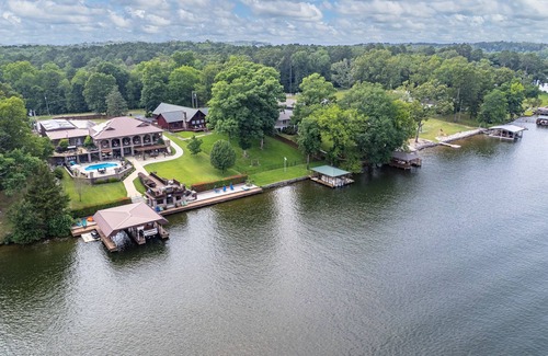 Mid America House | Your PRIVATE Hot Springs Lake Hamilton Vacation Paradise