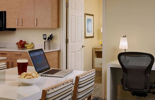 Schaumburg Hotel | Your Relaxing Getaway Awaits! Close to West Meadows Ice Arena, Rolling Meadows