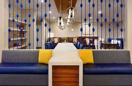 Schaumburg Hotel | Your Relaxing Getaway Awaits! Close to West Meadows Ice Arena, Rolling Meadows