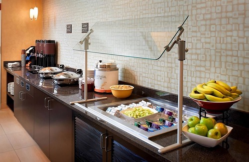Waukegan Apartment | Your Relaxing Getaway Awaits! Outdoor Pool, Pets Allowed, Free Breakfast!