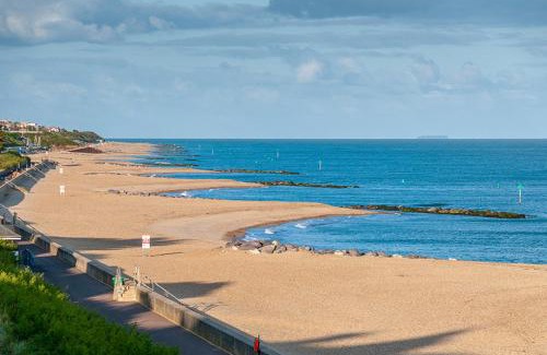 Clacton-on-Sea House | Your Seaside Escape at St Osyth Modern caravan with decking and wifi and parking Nr to Clacton on Sea