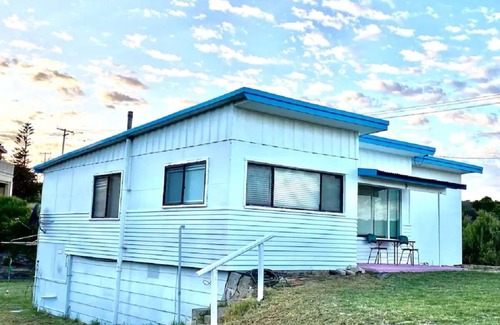 Guilderton House | Your winter escape! Wood Fire, Fast Internet, Netflix, Beach. Hitting the spot!