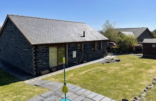 Llanddaniel Fab Cottage | YR ENCIL, pet friendly, with a garden in Gaerwen