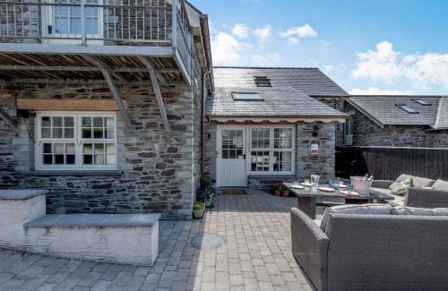 Newcastle Emlyn House | Ysgubor Isaf