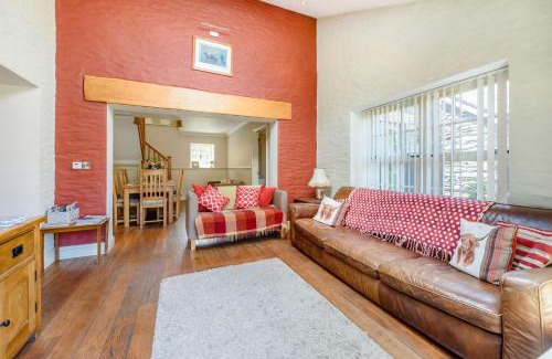 Newcastle Emlyn House | Ysgubor Isaf