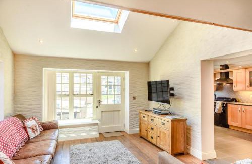 Newcastle Emlyn House | Ysgubor Isaf