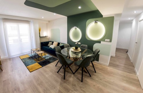 Zaragoza Old Town Apartment | Zabella Main Street. One minute from Plaza del Pilar!