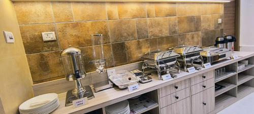 Thousand Lights Hotel | Zaith Residency Near US Consulate & Apollo hospitals