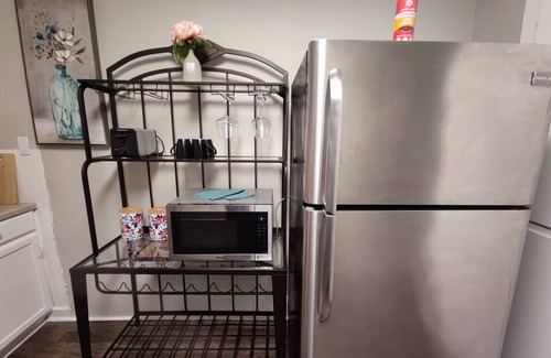 Near Eastside Apartment | Zen Haven: Downtown Retreat in Indy with Queen bed