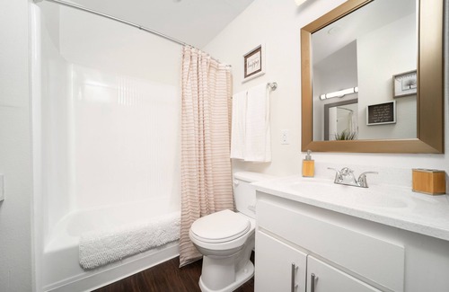 Monrovia Apartment | Zen Retreat W/♛King Bd,♥ of DT, Near Hospitals