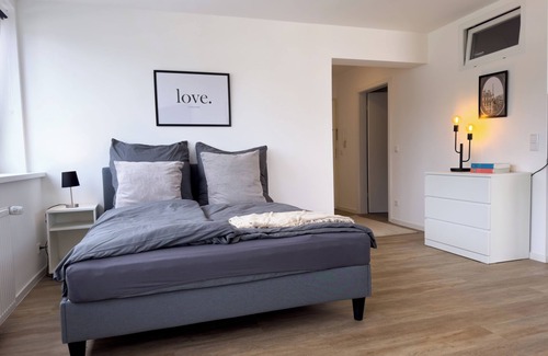 Innenstadt Apartment | Zentrales Apartment mit Kostenlosem Parkplatz. Haustierfreundlich!