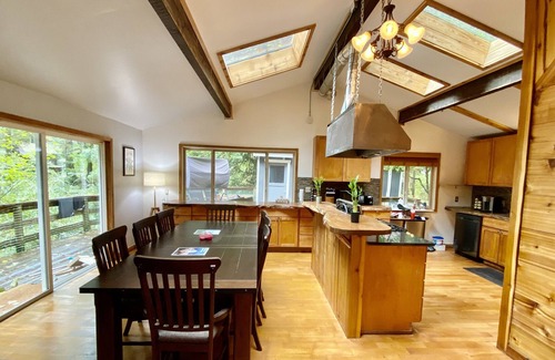 Zigzag Cabin | ZIGZAG Cabin! Nearby River and Mt Hood! Sleeps 12!