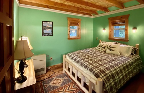 Zigzag Cabin | ZIGZAG Cabin! Nearby River and Mt Hood! Sleeps 12!