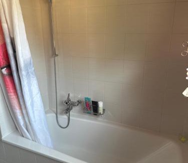 Mollis Bed & Breakfast | Zimmer mit eigenem Badezimmer