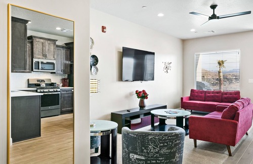 Hurricane House | Zion Park Views - Backyard Heated Swim Spa+Hot Tub + Putting Green-Waterslide