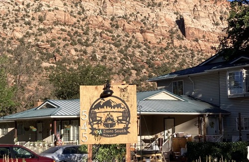 Hildale House | Zion’s South Hideaway Grecian Room