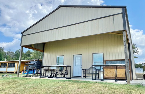 Negreet Apartment | Zoey’s Camp, RV hookup for additional sleeping, magnificent view near Pendleton!