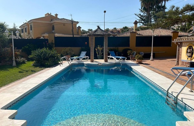 À 700 m de la Plage! Maison Avec Barbecue et Piscine, Idéal Pour les Familles