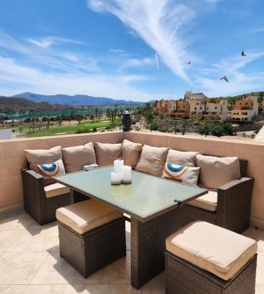 Ático esquinero con preciosas vistas al Valle del Este Golf con piscina comunitaria!