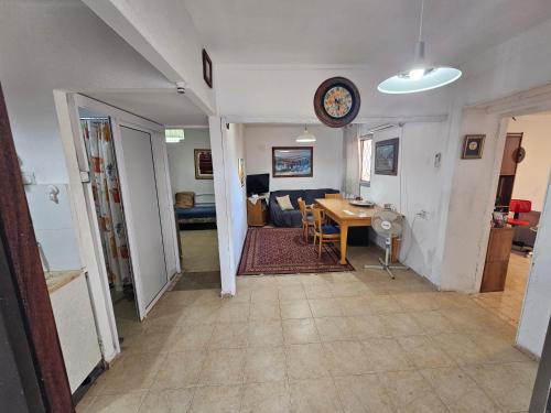 בית קרקע לנופש עם חצר גדולה במרכז קרית שמונה