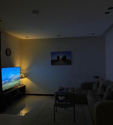 استديو انيق بحي العقيق ببلكونه خارجيه ودخول ذكي