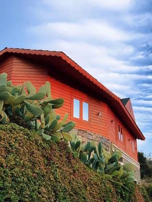 اكوخ في مزرعة بساتين اللوز