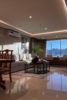 سويت غرفة وصالة بإطلالة واسعة على المدينة