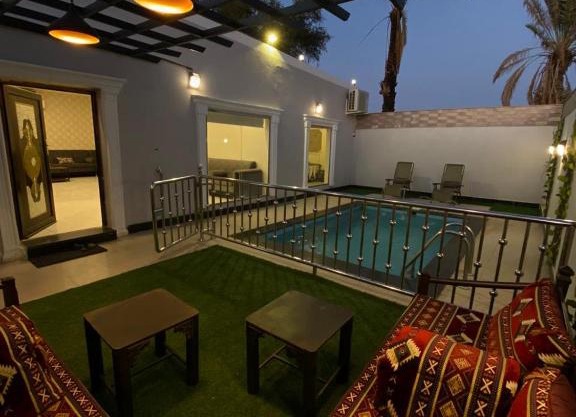 شاليه وحديقة التوت بمسبح