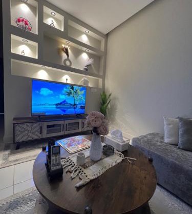 شقة بصالة مودرن وغرفة نوم