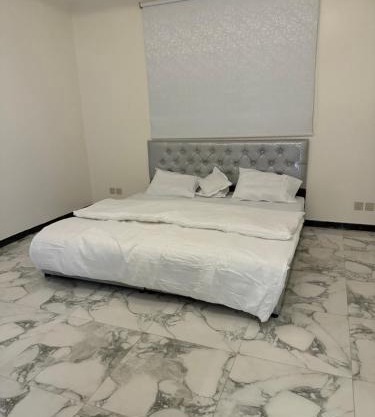 شقة خاصة بغرفتي نوم ومطبخ وصالة ومجلس