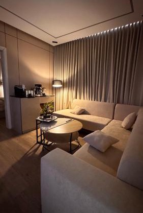 شقة غرفة وصالة تصميم مودرن دخُول ذاتي