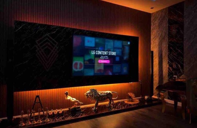 شقة فاخرة صالة كبيرة وغرفتين نوم وسطح وثلاث حمامات