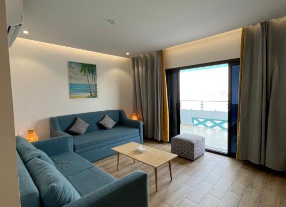 غرفة صالة بلكونة على الشاطئ - عوائل