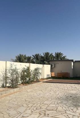 يـتكون من غرفة ضيوف وغرفة صغيره