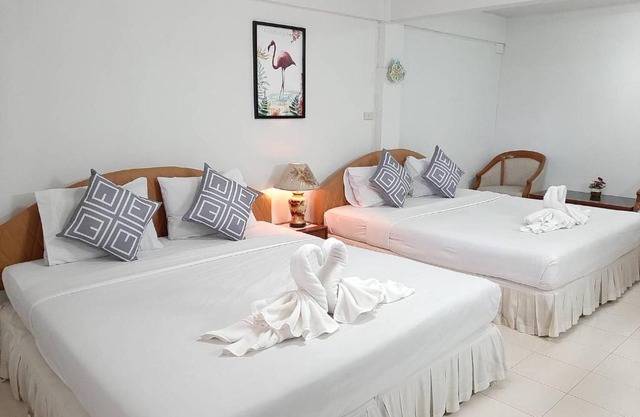 สตาร์ รีสอร์ท (สี่แยก จปร)