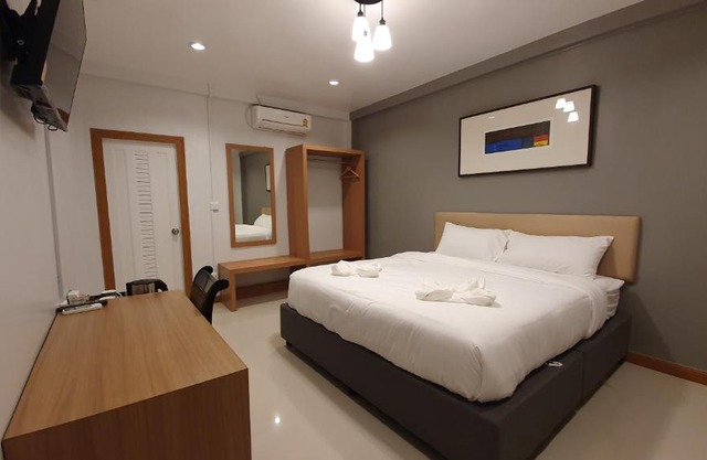 โรงแรมอินทราเพลส