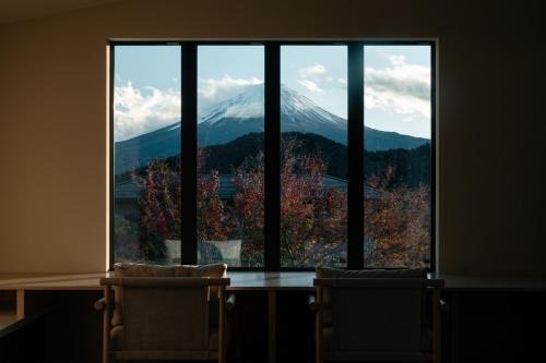 富士山望むプライベートヴィラ 900平方メートルの敷地を貸切利用 憩 ikoi Fuji サウナ 4Kシアター